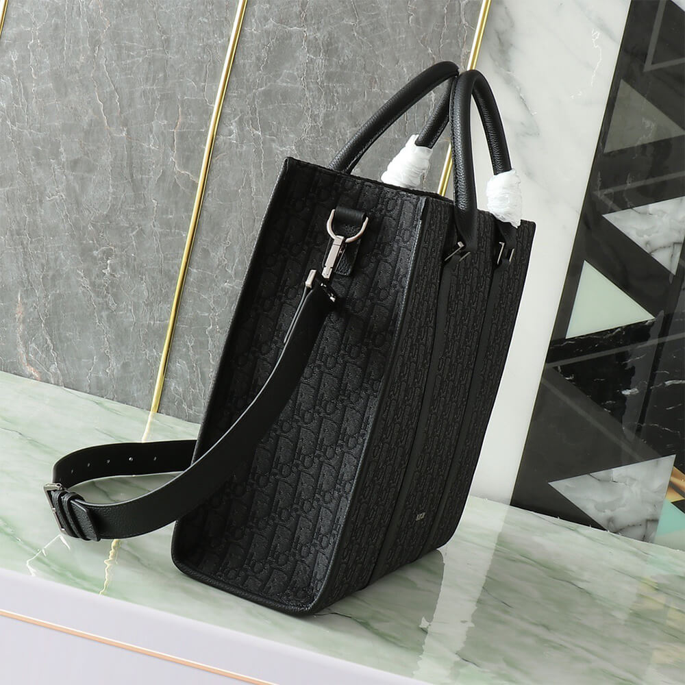 D10r Large East-West Tote Bag