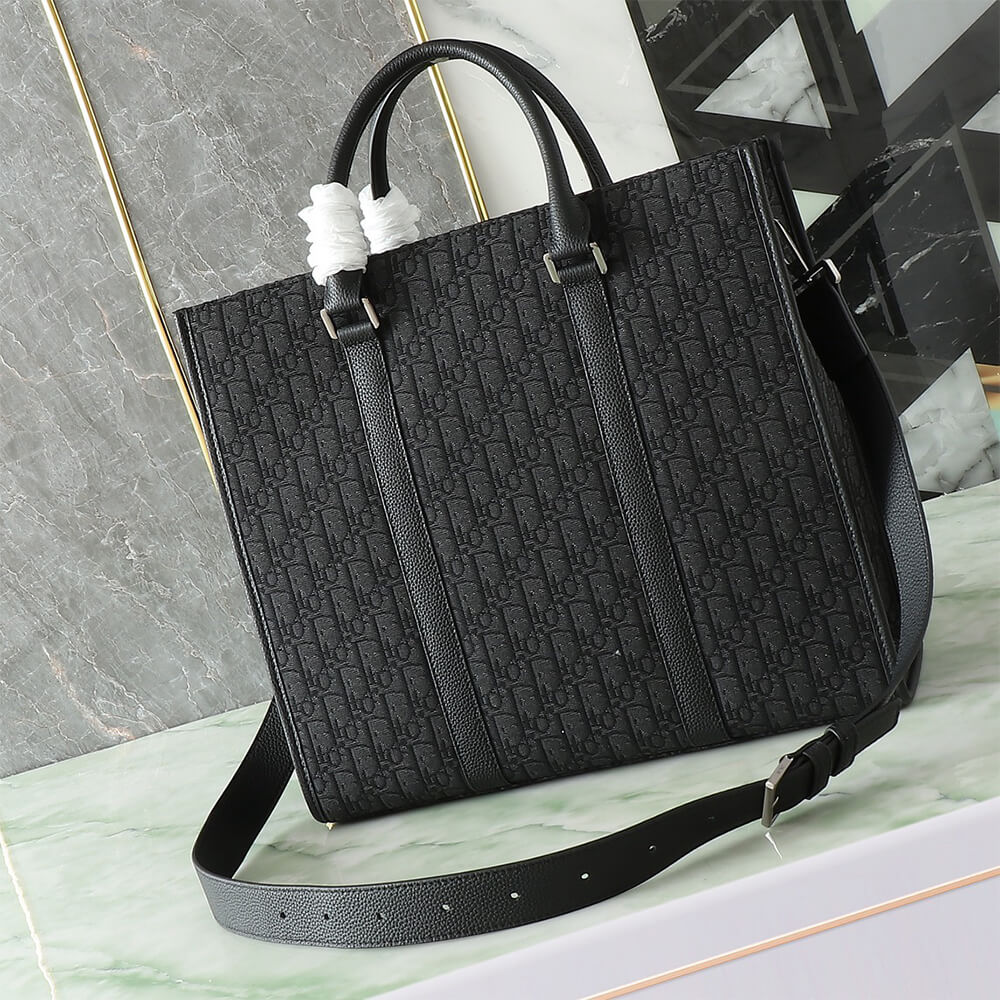 D10r Large East-West Tote Bag