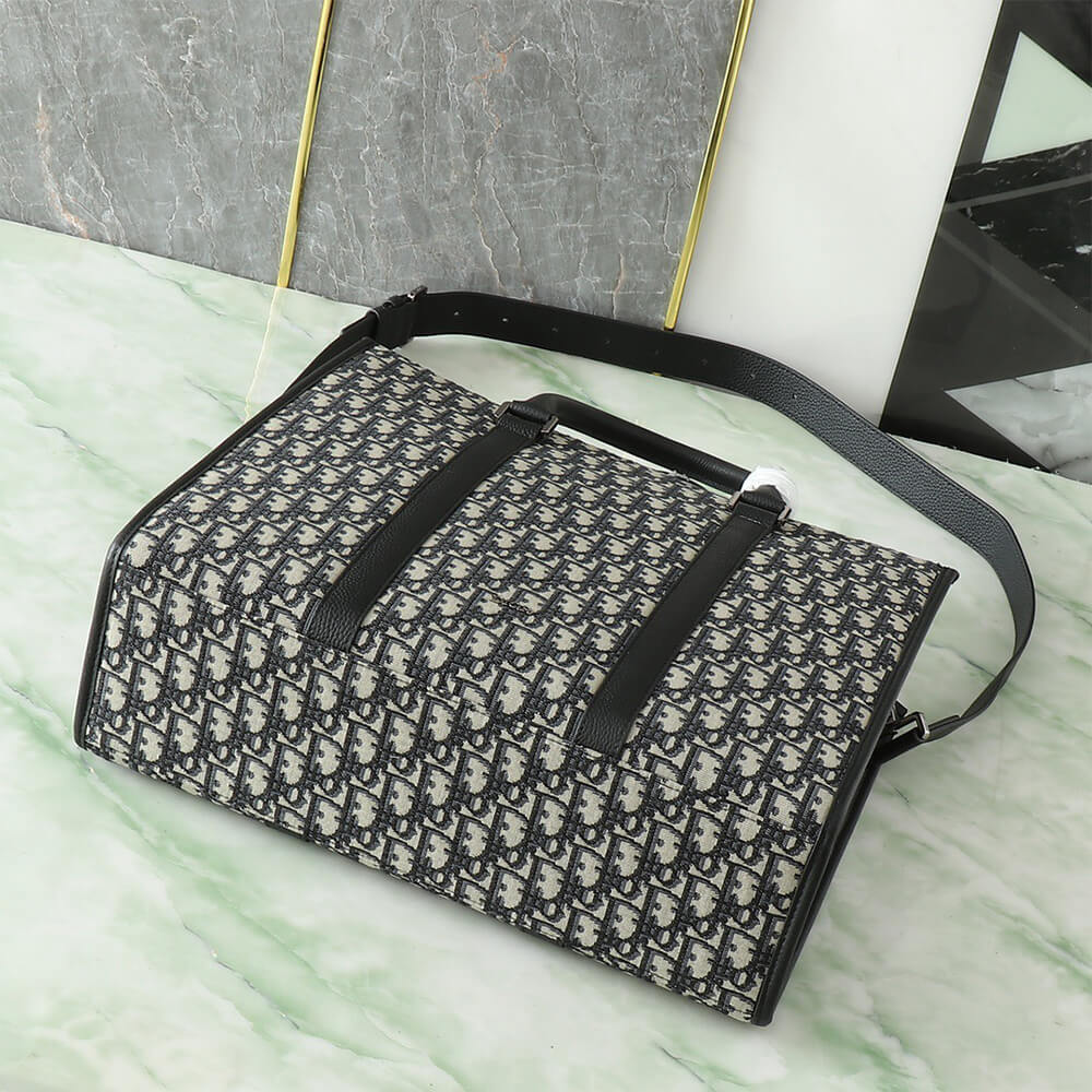 D10r Large East-West Tote Bag