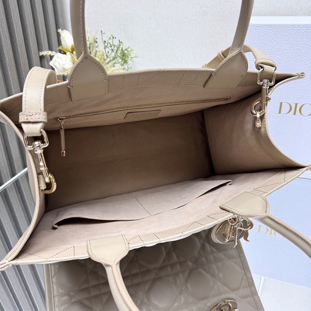 D10r Medium D10r Book Tote