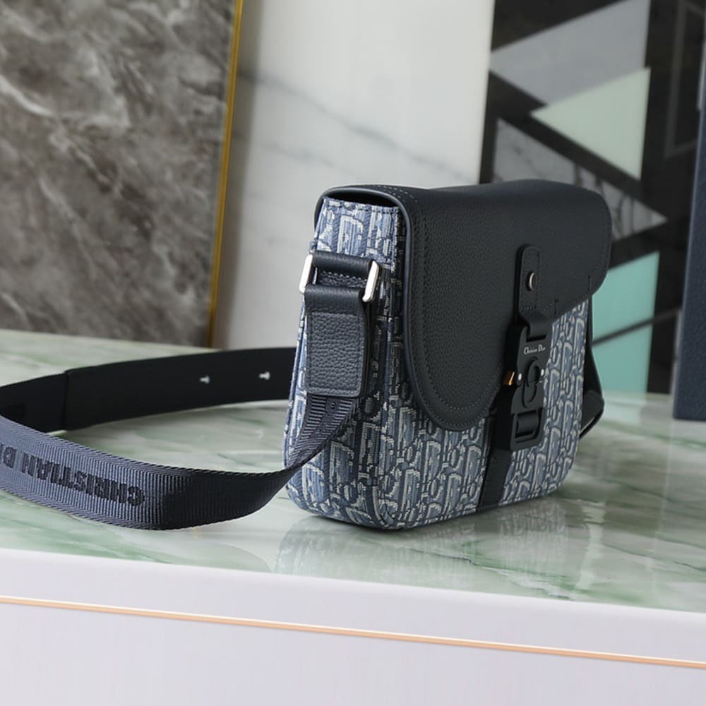 D10r Small Saddle Messenger Bag with Flap