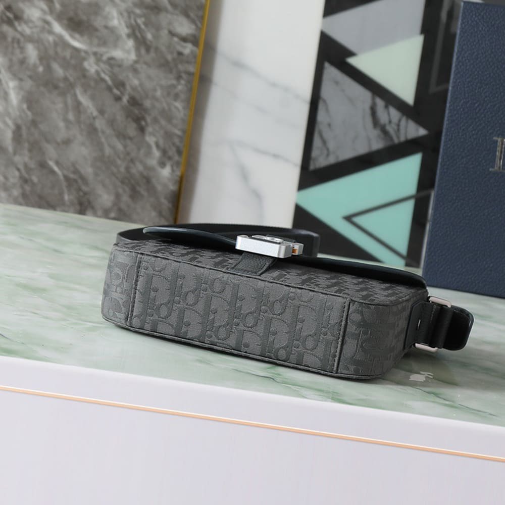 D10r Small Saddle Messenger Bag with Flap