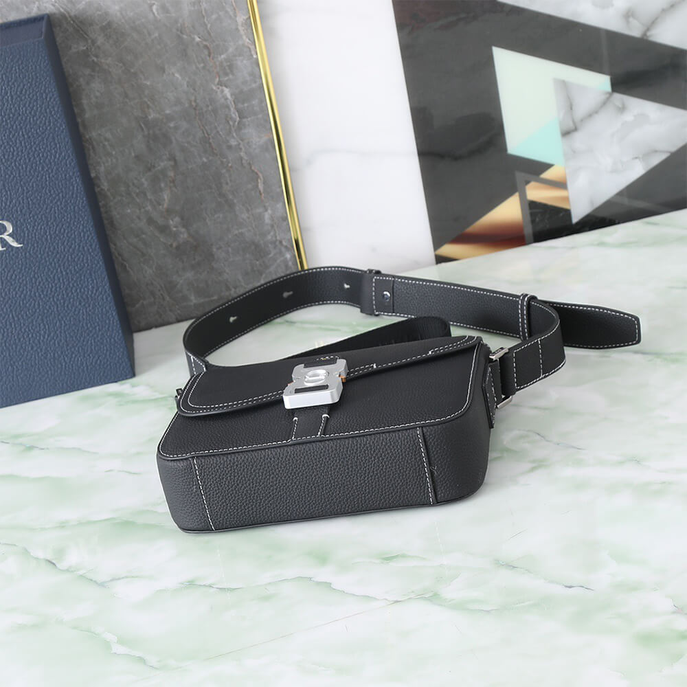 D10r Small Saddle Messenger Bag with Flap