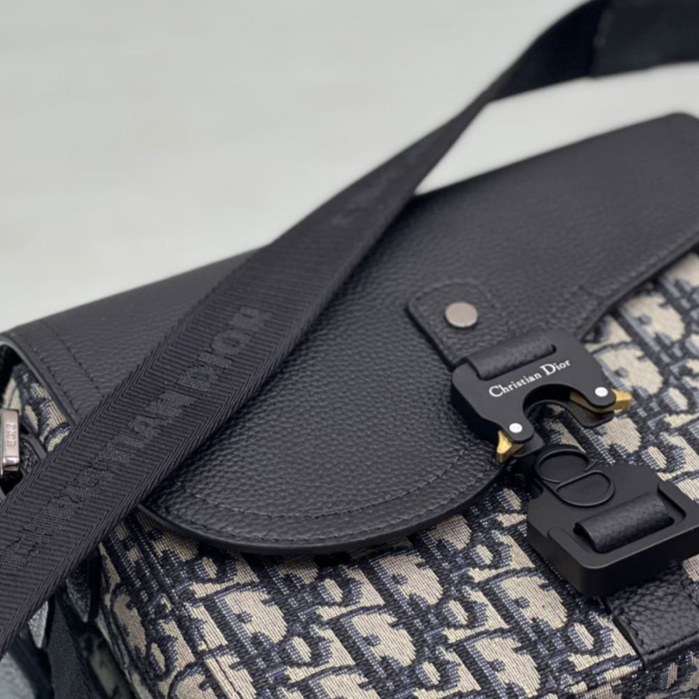 D10r Small Saddle Messenger Bag with Flap