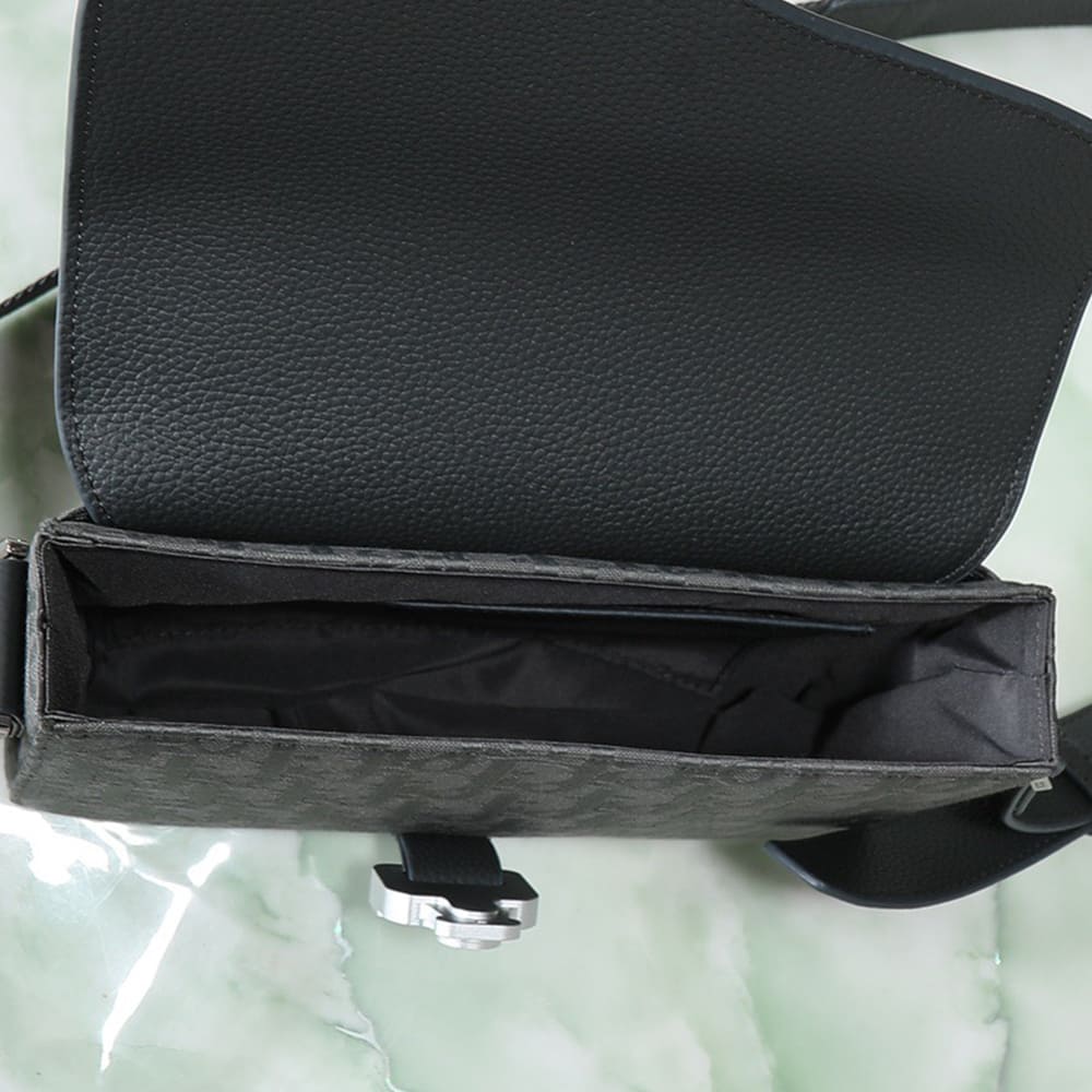 D10r Small Saddle Messenger Bag with Flap