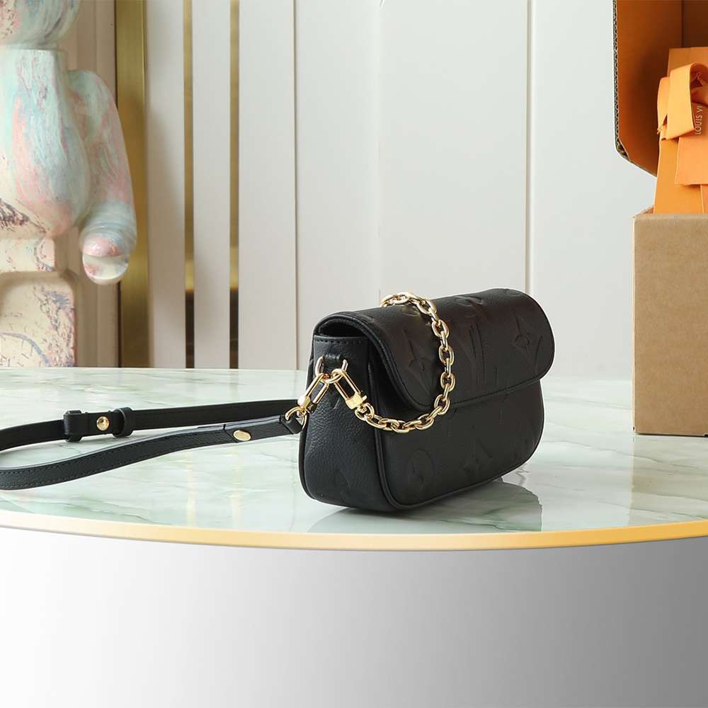 LV Wallet On Chain Ivy