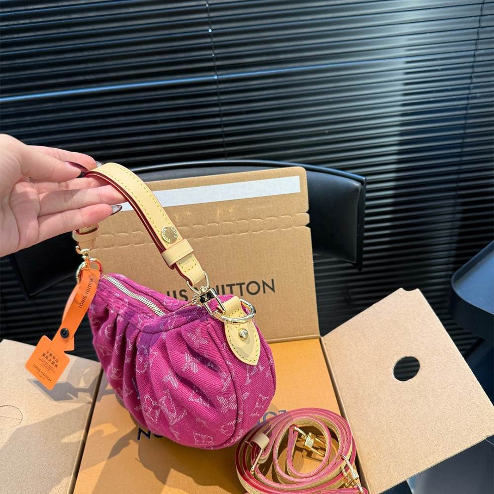 LV Pochette Valley