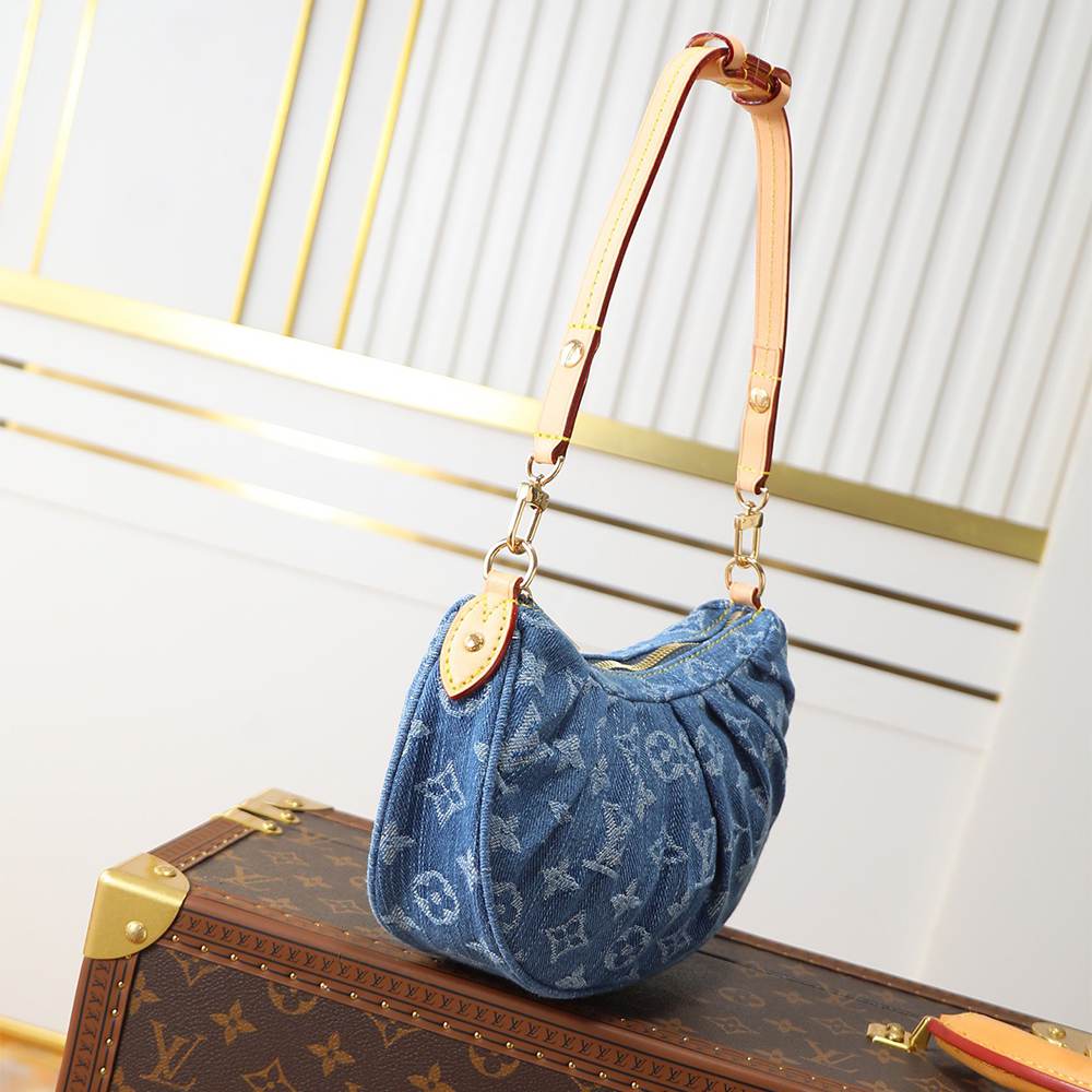 LV Pochette Valley