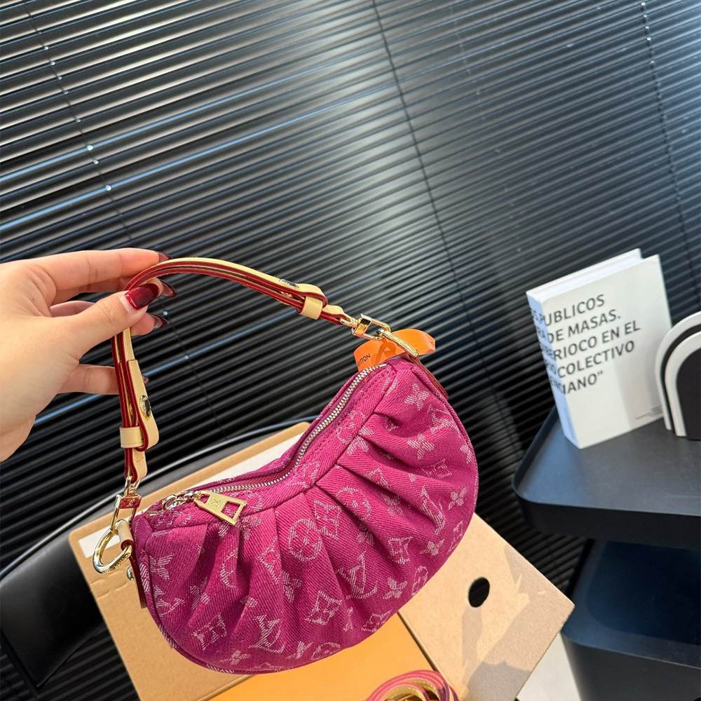 LV Pochette Valley