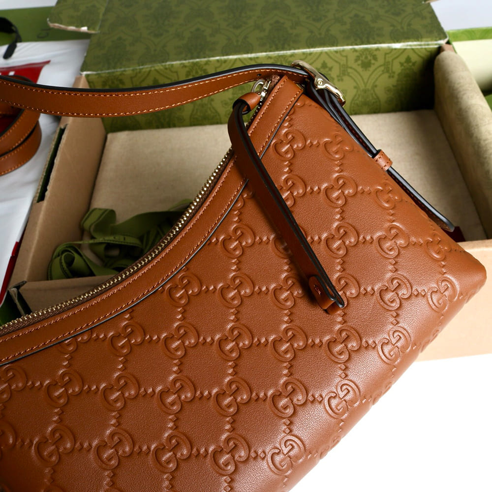 Gvc*1 GG Emblem small shoulder bag