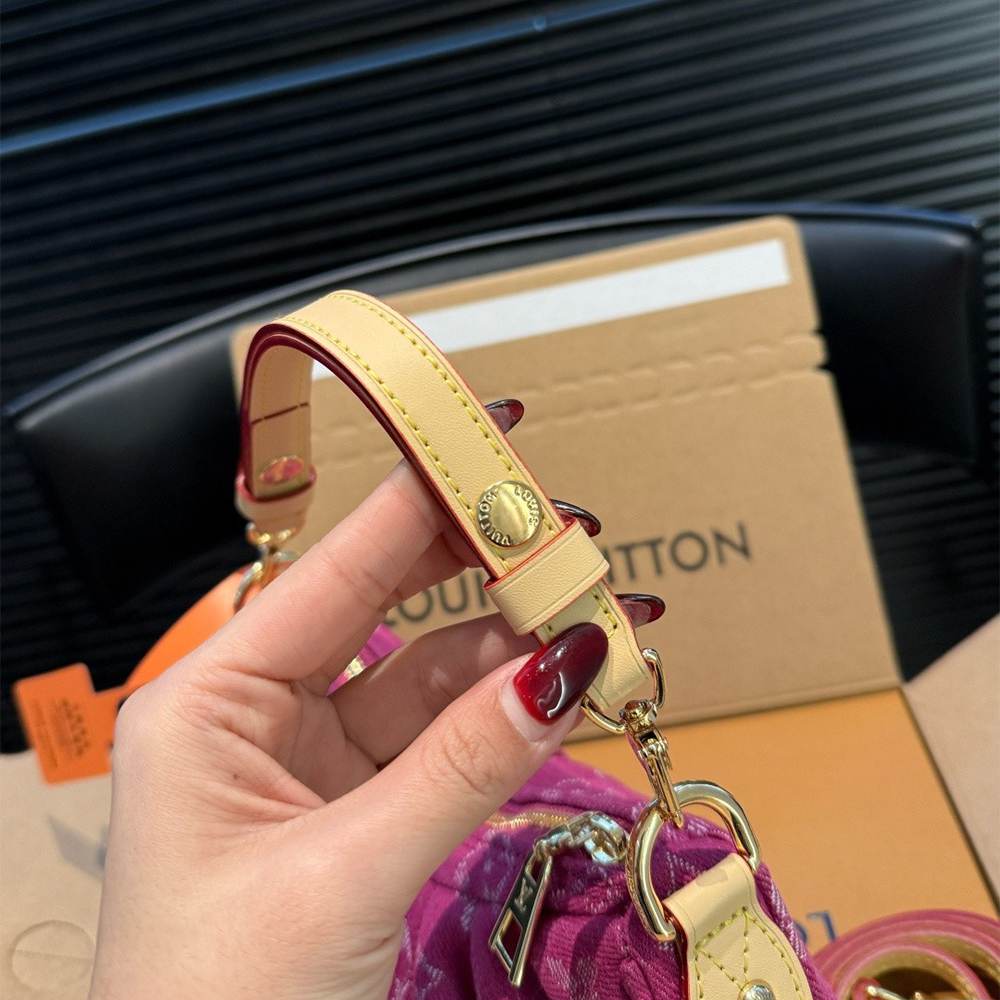 LV Pochette Valley
