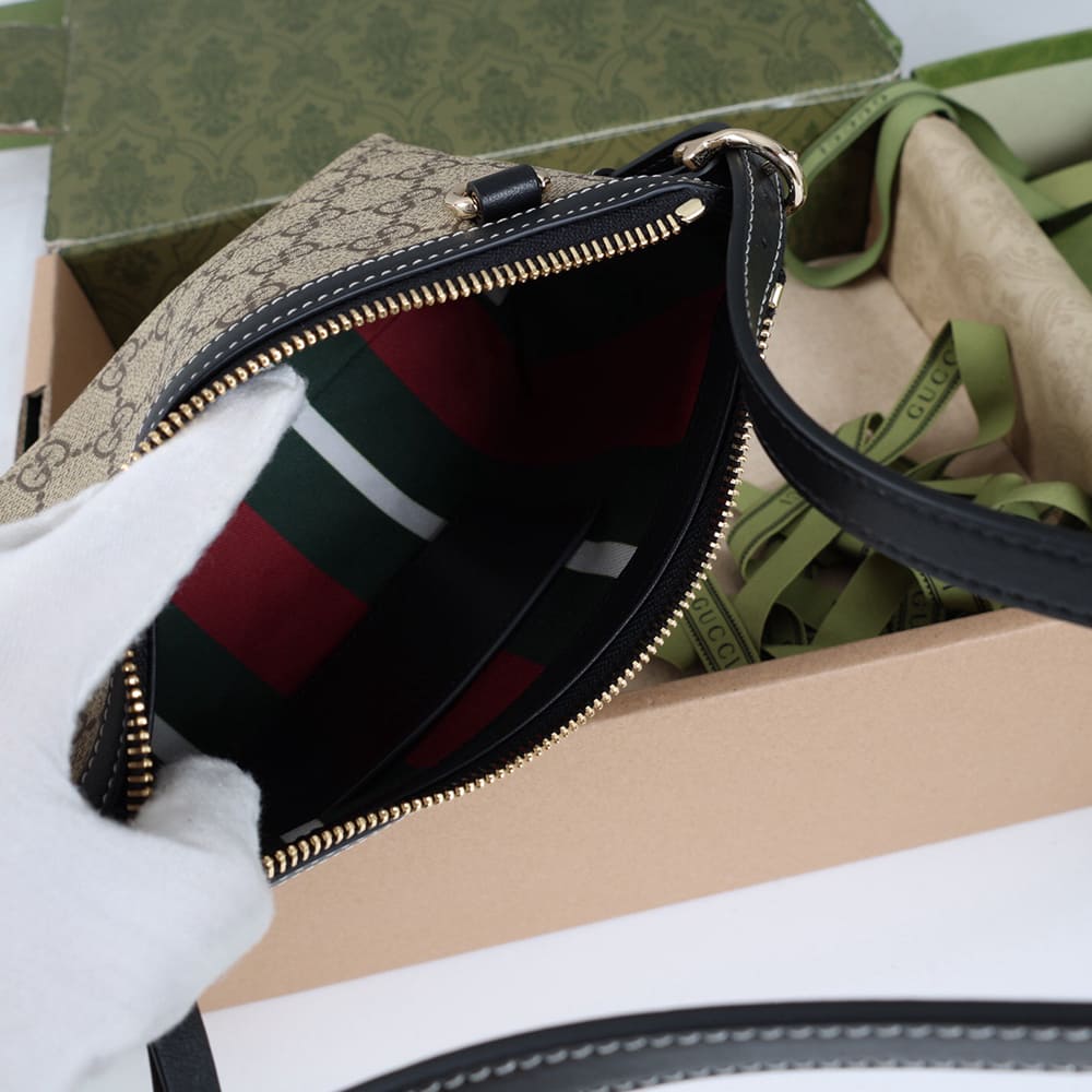 Gvc*1 GG Emblem small shoulder bag