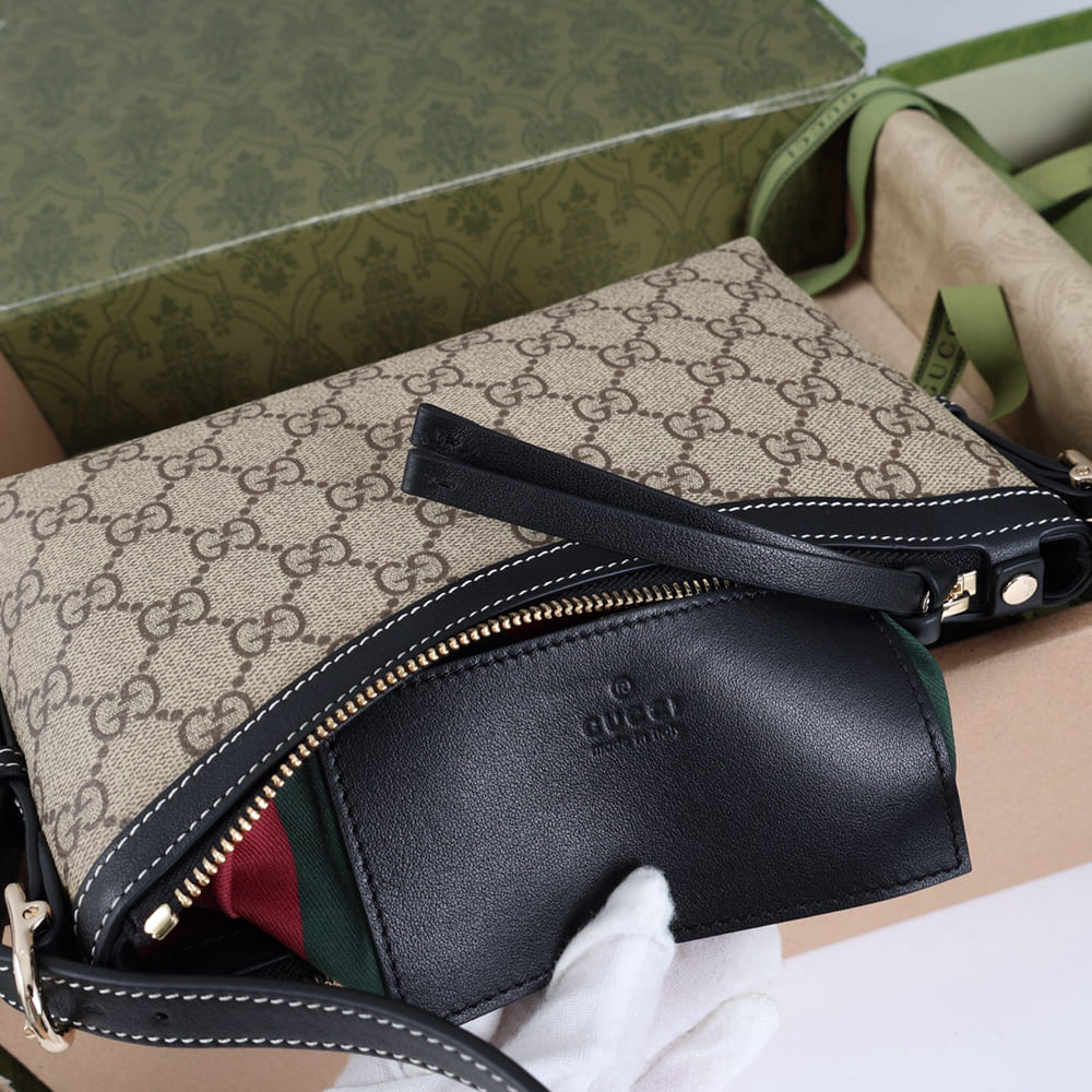 Gvc*1 GG Emblem small shoulder bag