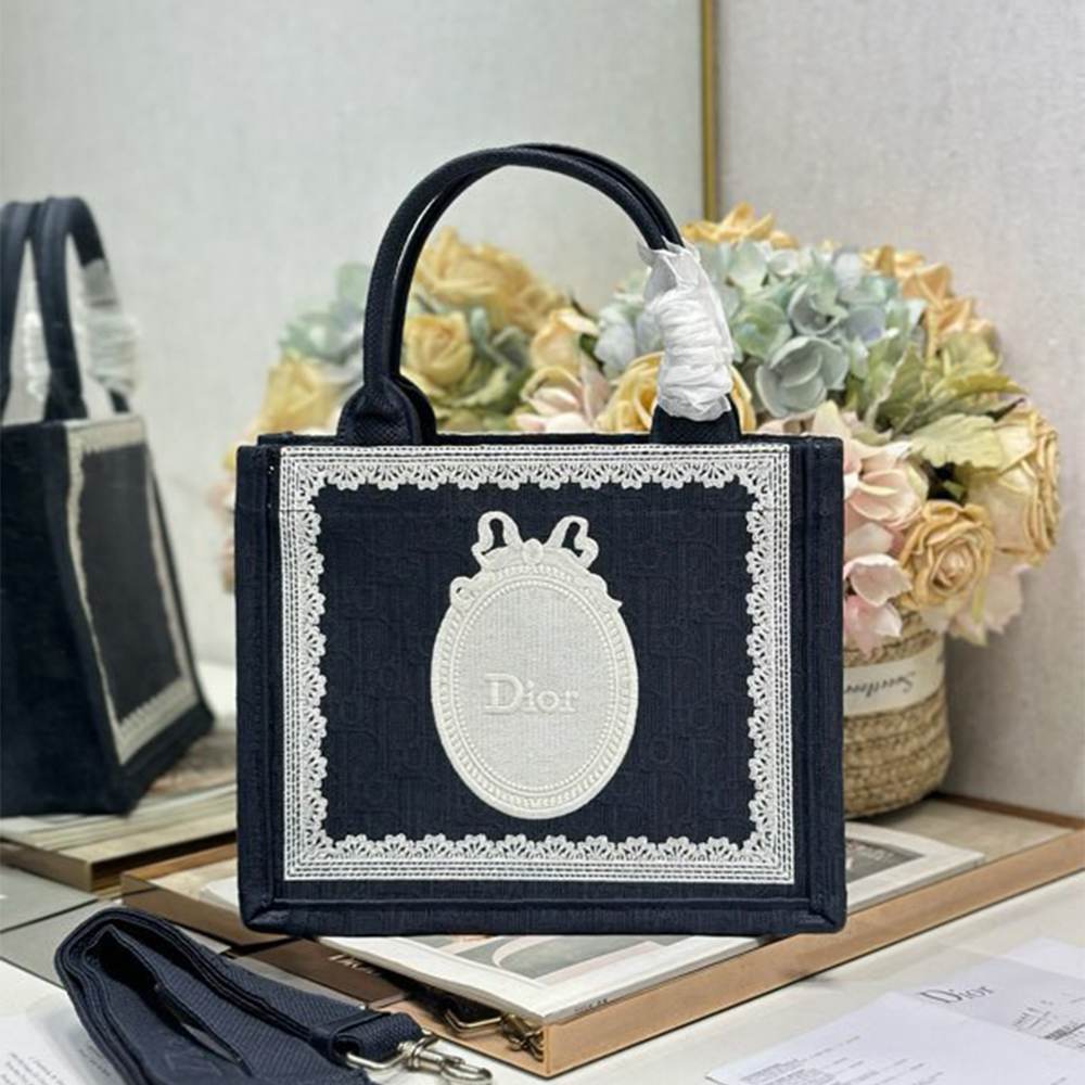 Small D10r Book Tote with Strap