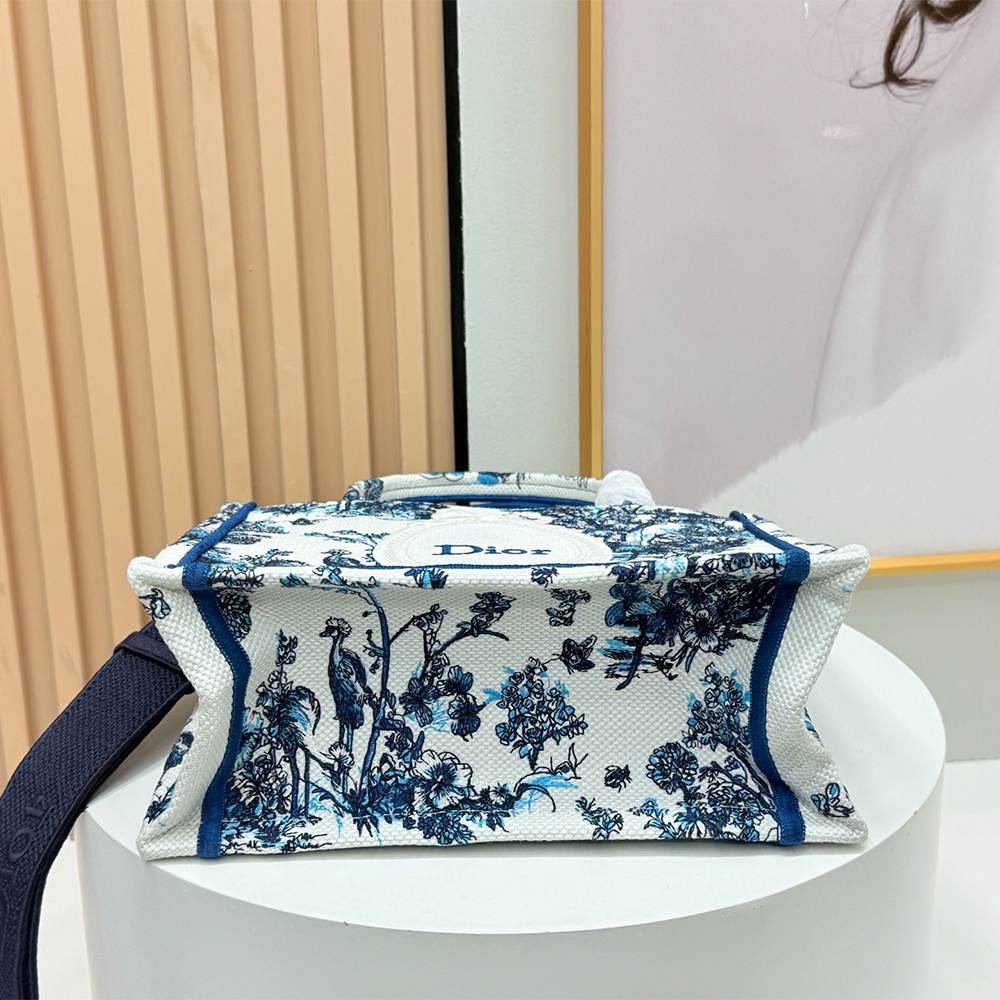 Small D10r Book Tote with Strap