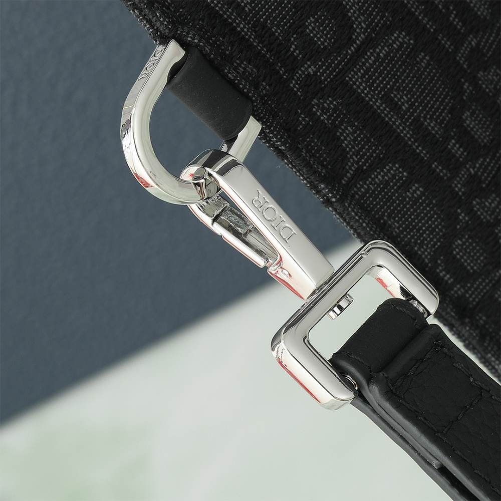 D10r A4 Pouch