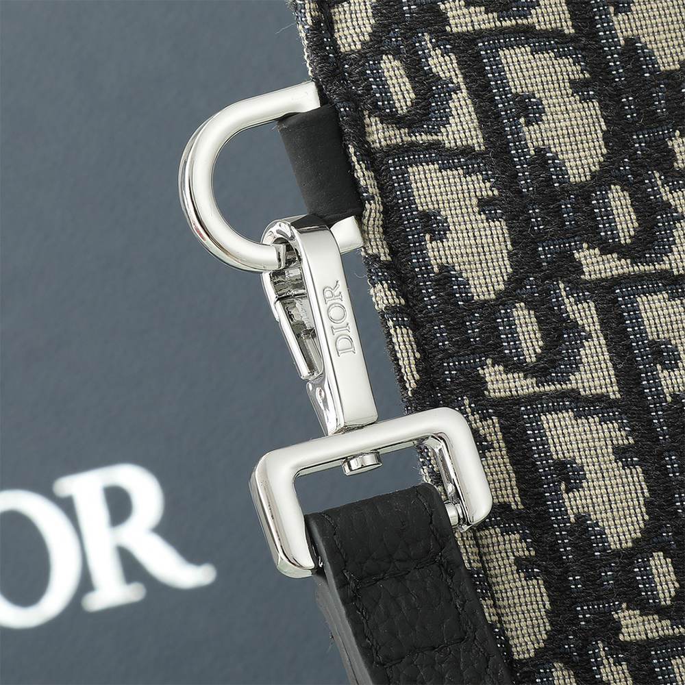 D10r A4 Pouch