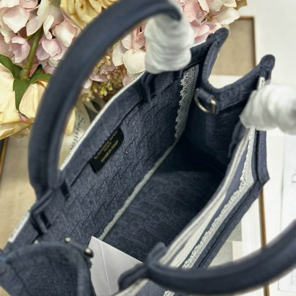 Small D10r Book Tote with Strap