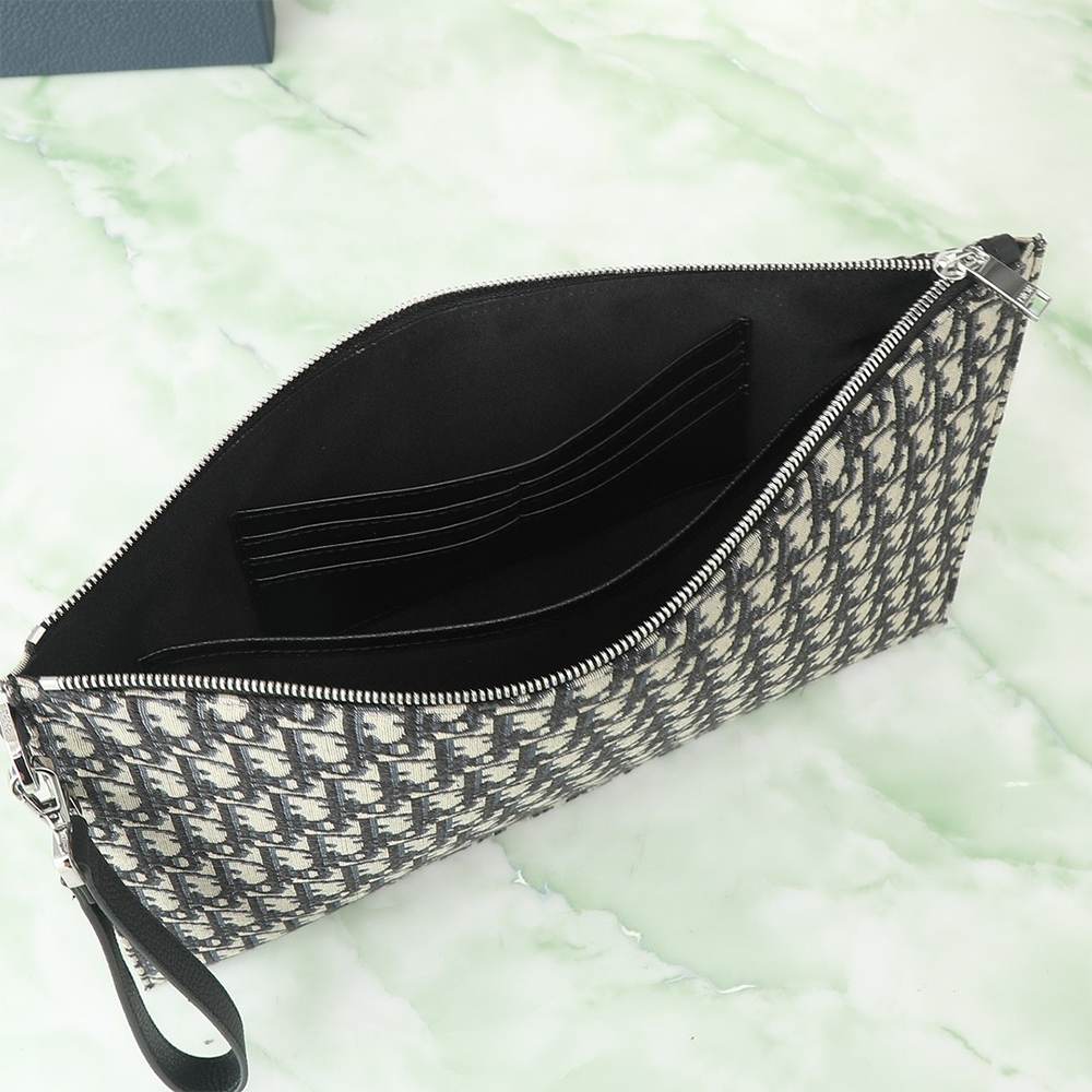 D10r A4 Pouch