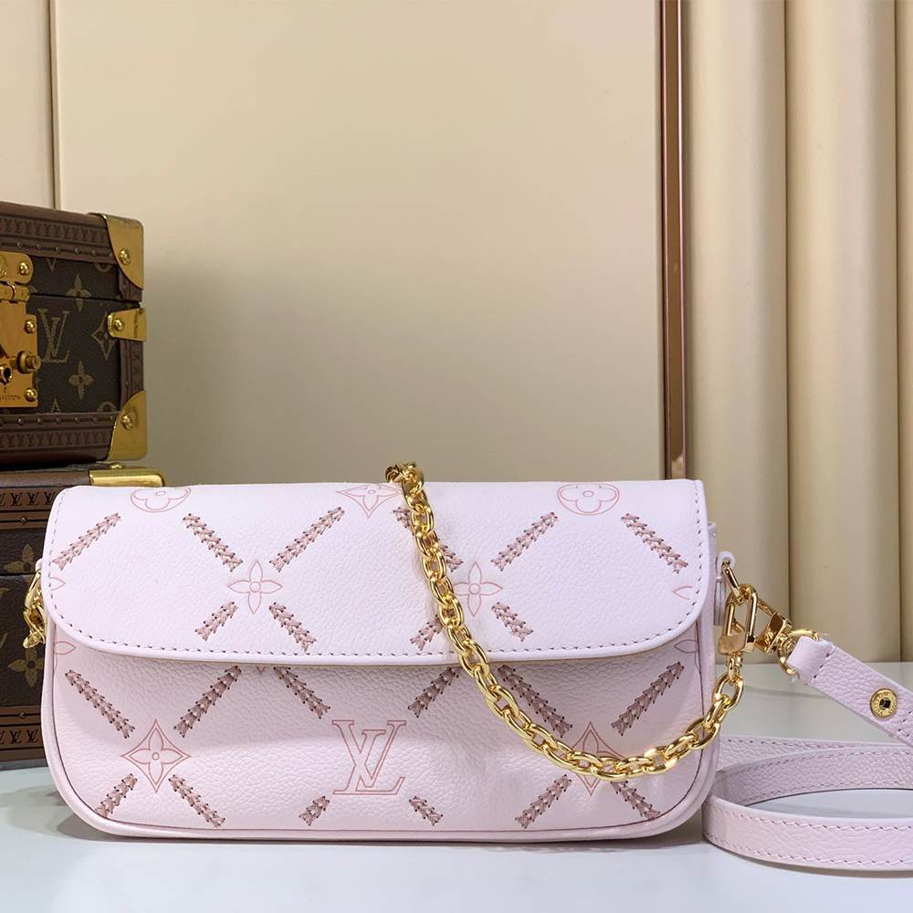 LV Wallet On Chain Ivy