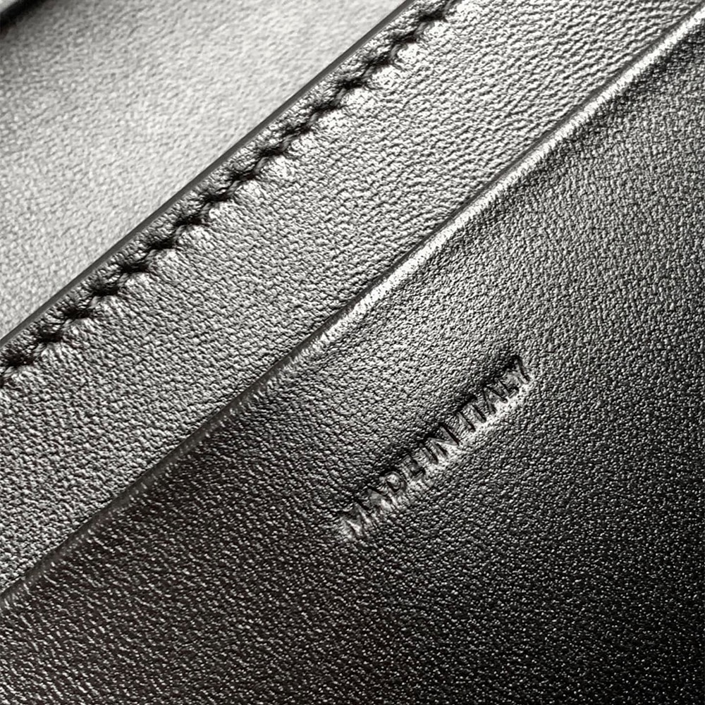 Ce1i*e MEDIUM TRIOMPHE FOLIO IN SHINY CALFSKIN(HIGH-END GRADE)