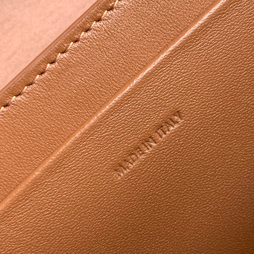 Ce1i*e MEDIUM TRIOMPHE FOLIO IN SHINY CALFSKIN(HIGH-END GRADE)